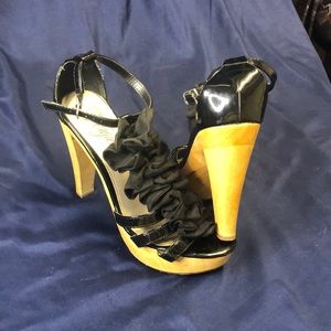 5/$25 Fergie clog heels